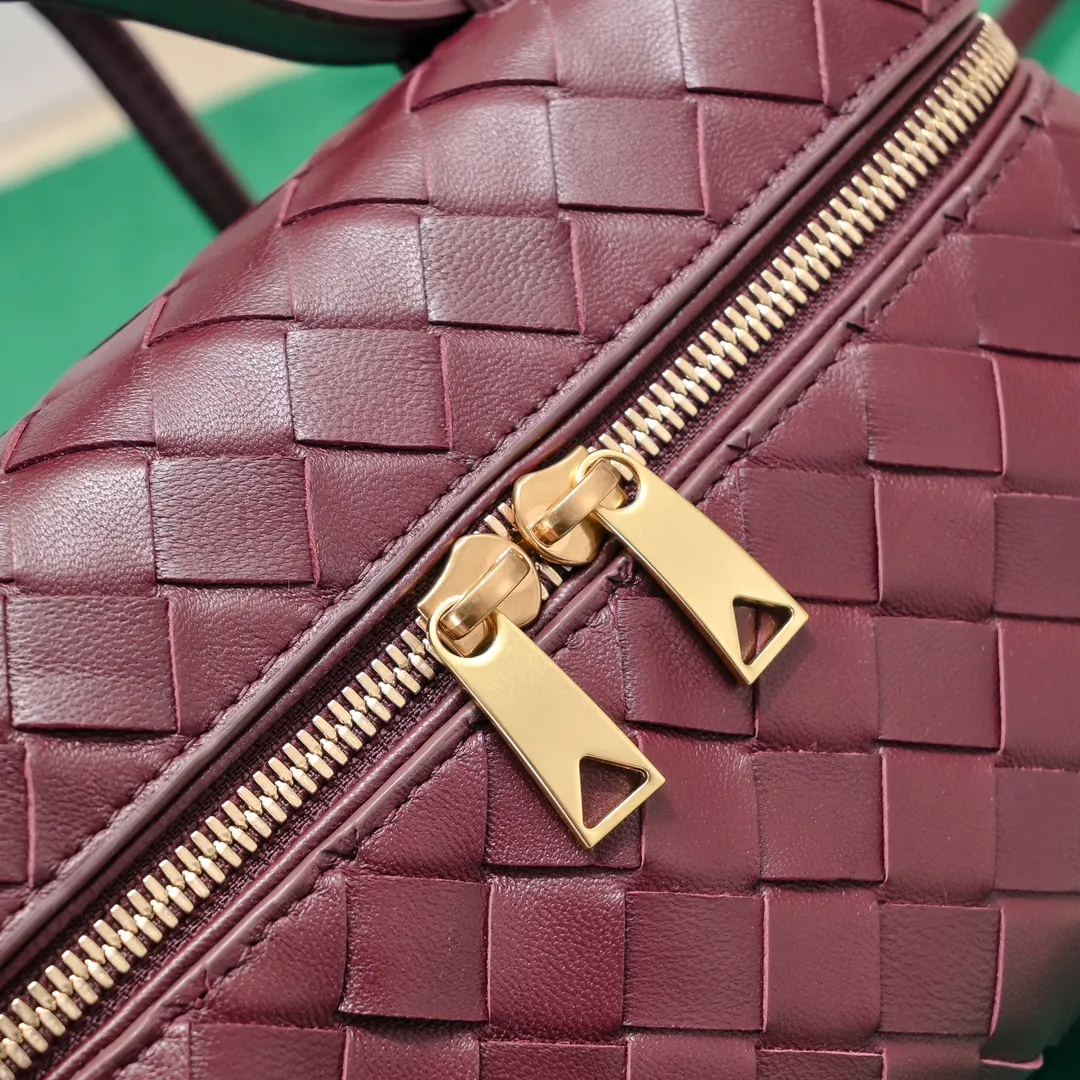 Batch 1360 Bottega Veneta 24 spring and summer woven zipper crossbody bag. A crossbody bag that can be used as a cosmetic bag. The exquisite weaving and compact body are an indispensable accessory for the upcoming summer. The double zipper also better protects the bag. It has a large capacity. If you like it, don’t miss it. Style number: 9109 Size: 22*12.5*5cm